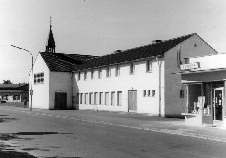 Die 1953/54 erbaute alte Stallberger Kirche im Jahr 1964