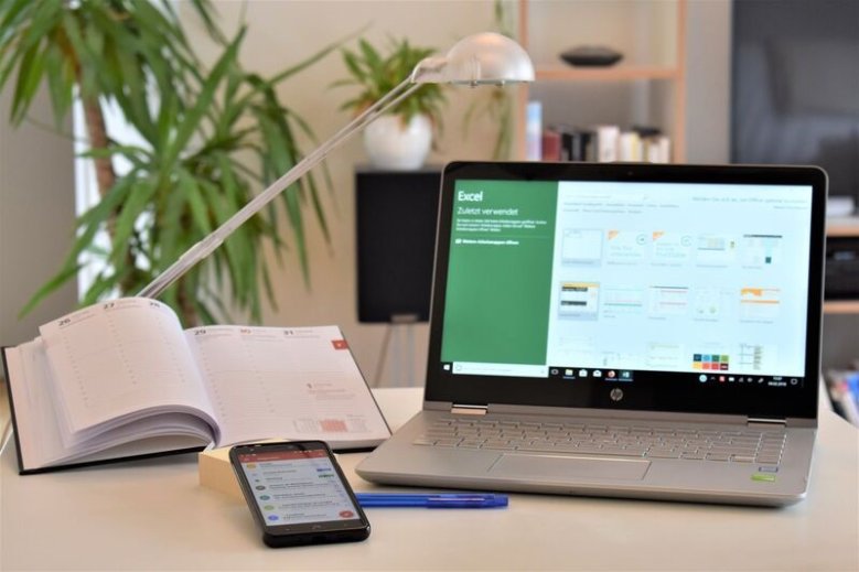 VHS-Grundkurs Microsoft Excel Schreibtisch mit PC, Handy, Kalenderbuch