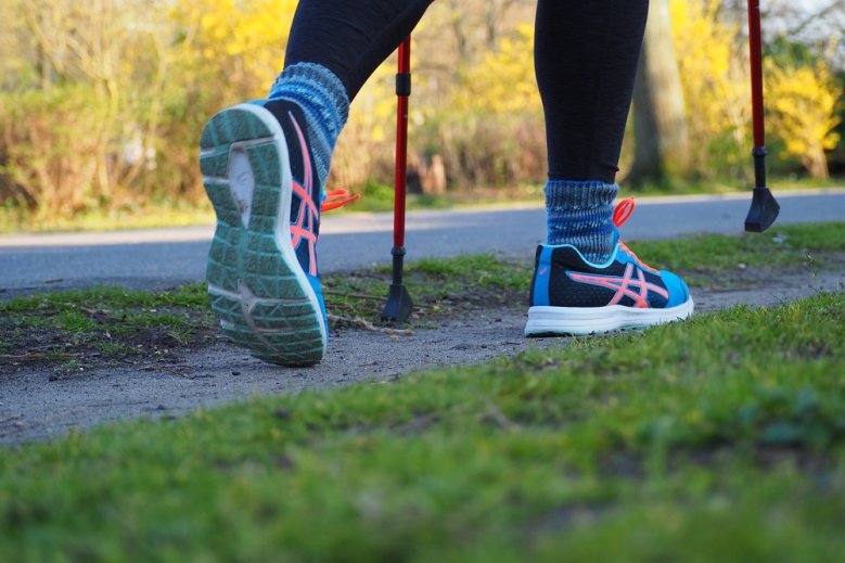 VHS-Nordic Walking Turnschuhe und Stöcke