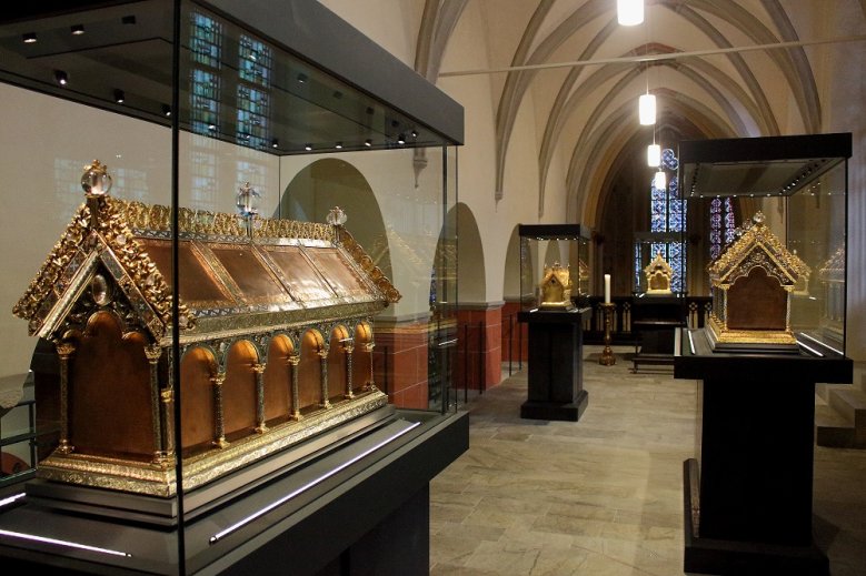 2020-05-11_Schatzkammer vergoldete Schreine in der Schatzkammer der Kirche St. Servatius
