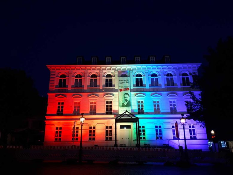 Stadtmuseum Tag gegen-Homophobie-Andrea Hermes-Dillenburg In den Farben des Regenbogens wurde das Stadtmuseum illuminiert