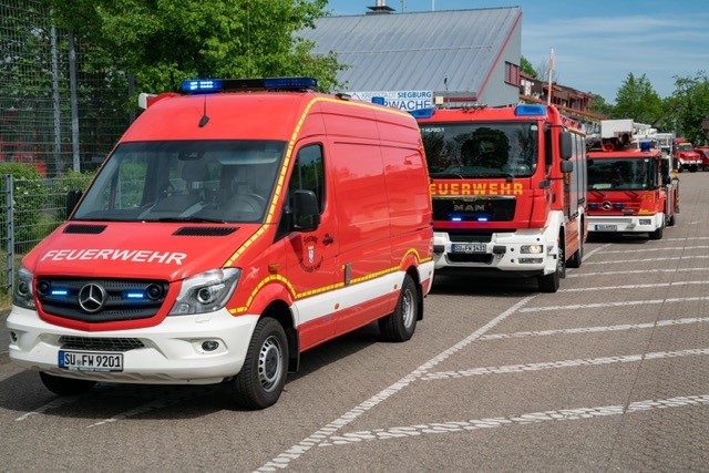 Auf dem Bild sieht man die Rettungsfahrzeuge der Feuerwehr Siegburg auf dem Gelände der Feuerwehr vor den Garagen aufgereiht
