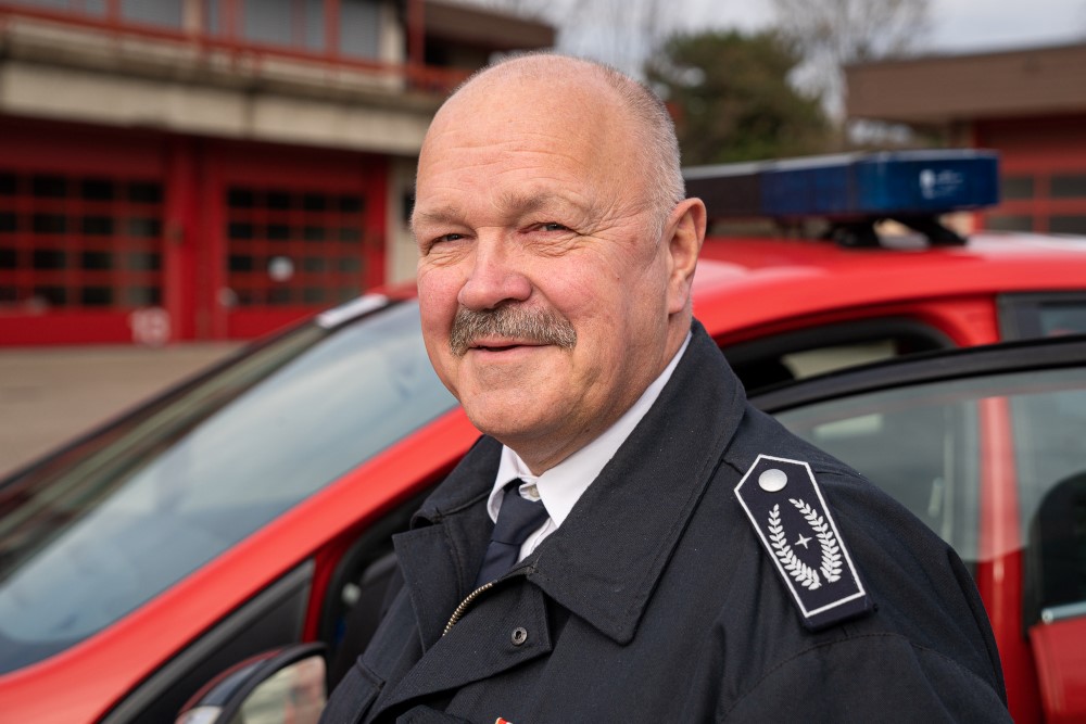 Das Bild zeigt den stellvertretenden Leiter der Feuerwehr Georg Burmann