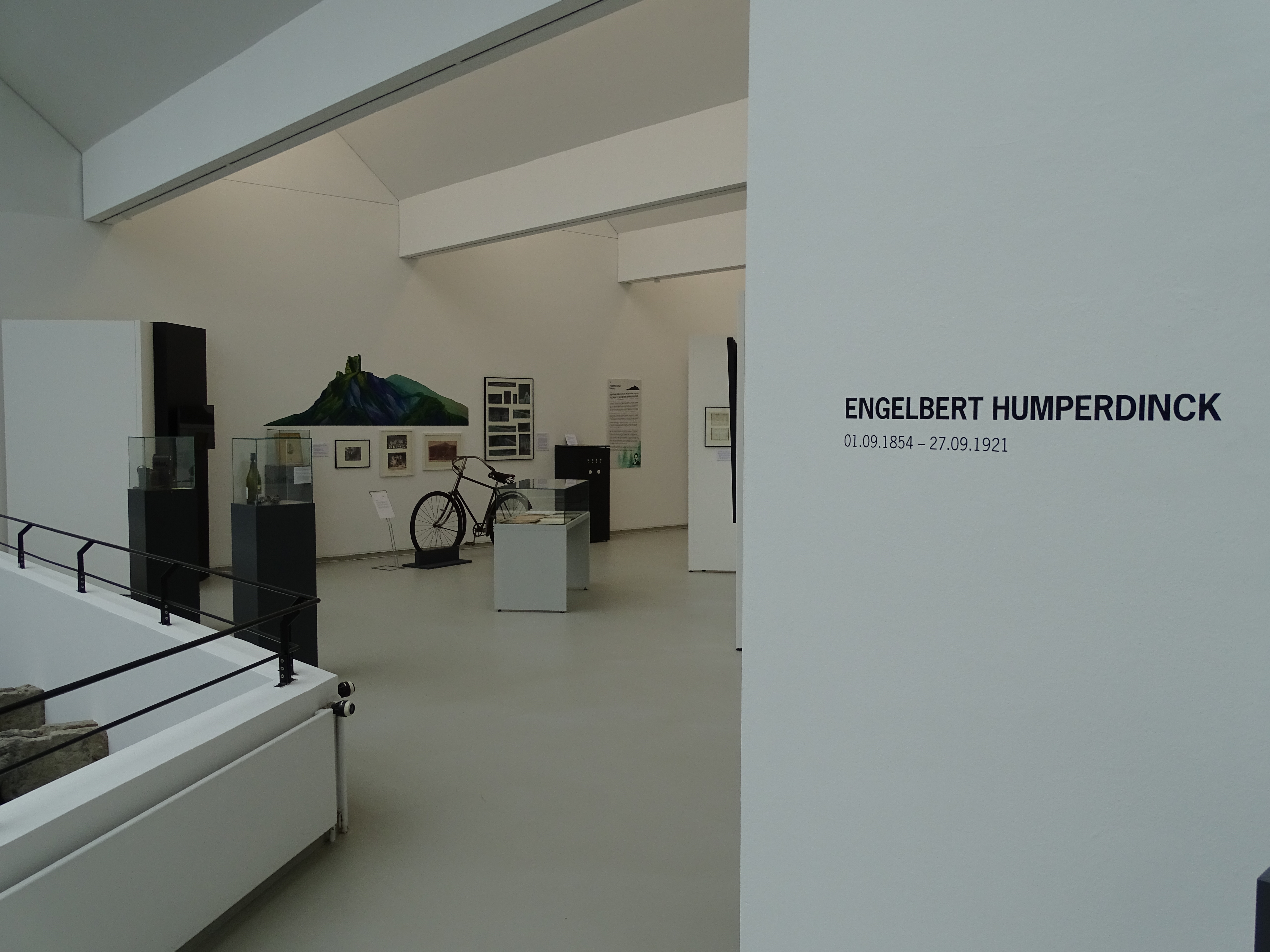 Ein Blick in die Ausstellung „Hokuspokus Hexenschuss“ Engelbert Humperdinck nach 100 Jahren