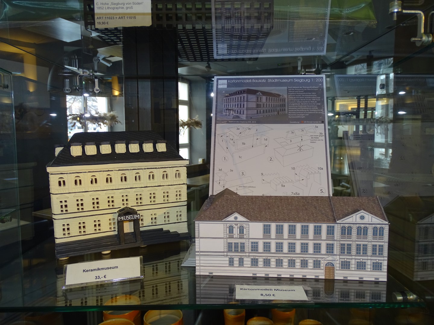 Das Stadtmuseum als Lichthaus und Modellbausatz aus Karton. Beides erhältlich im Museumsshop.
