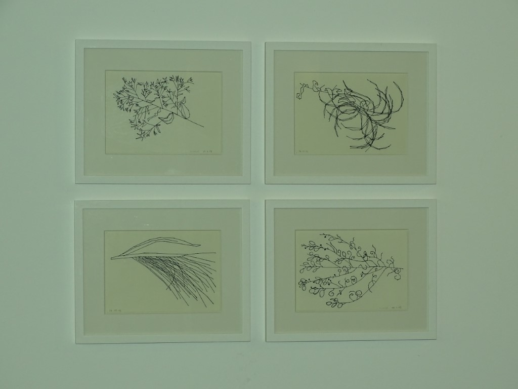 Auf dem Bild sind 4 gestickte Zeichnungen von Katharina Krenkel zu sehen. 