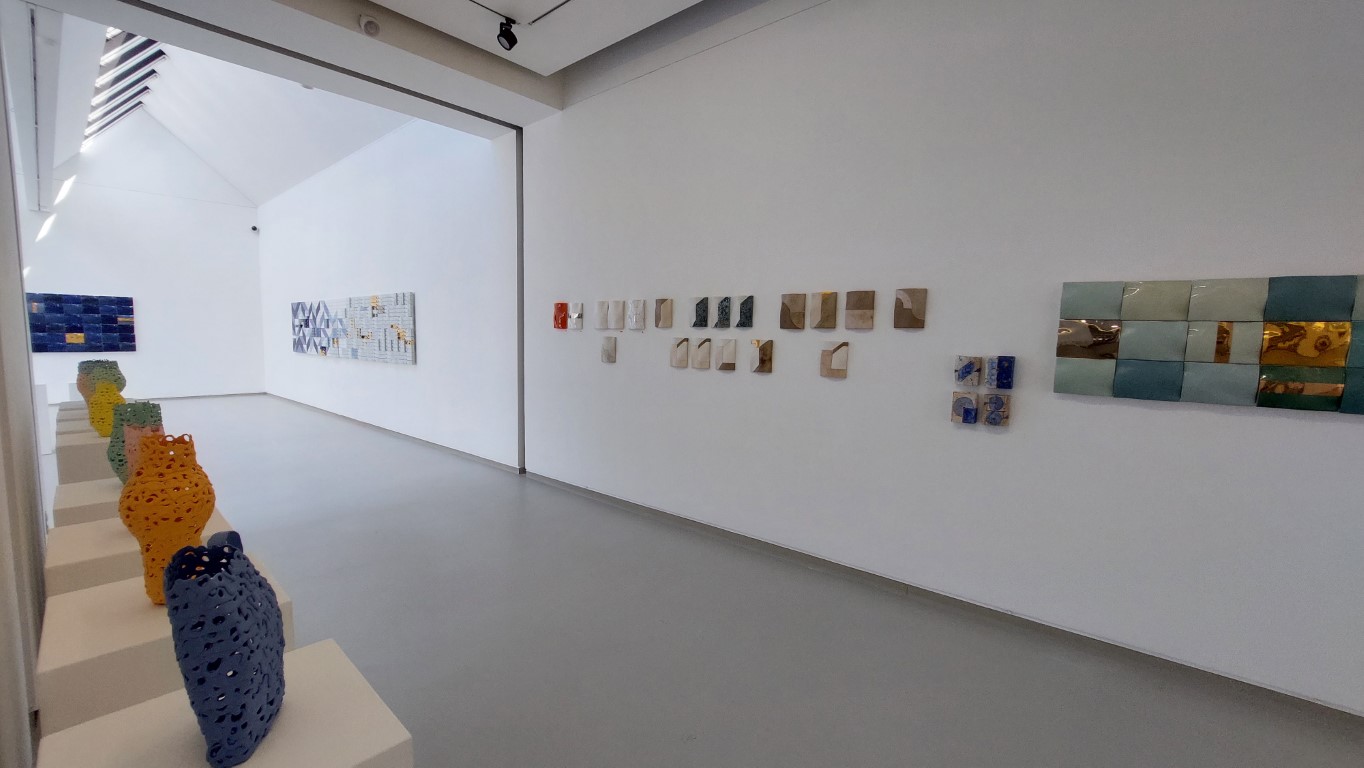 Ein Blick in die Ausstellung von Regina Heinz und Mimi Joung mit zeitgenössischer Keramik.
