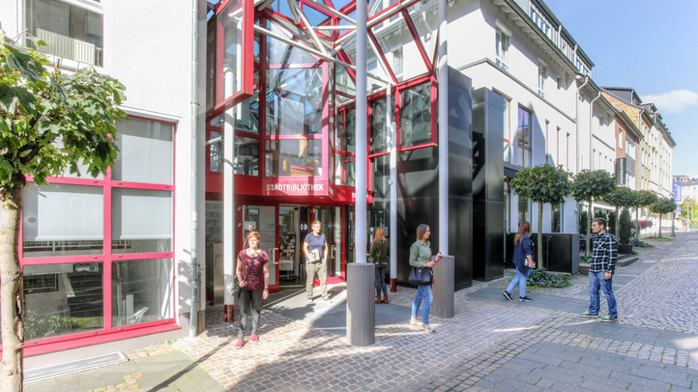 Das Bil zeigt den Haupteingang der Siegburger Stadtbibliothek