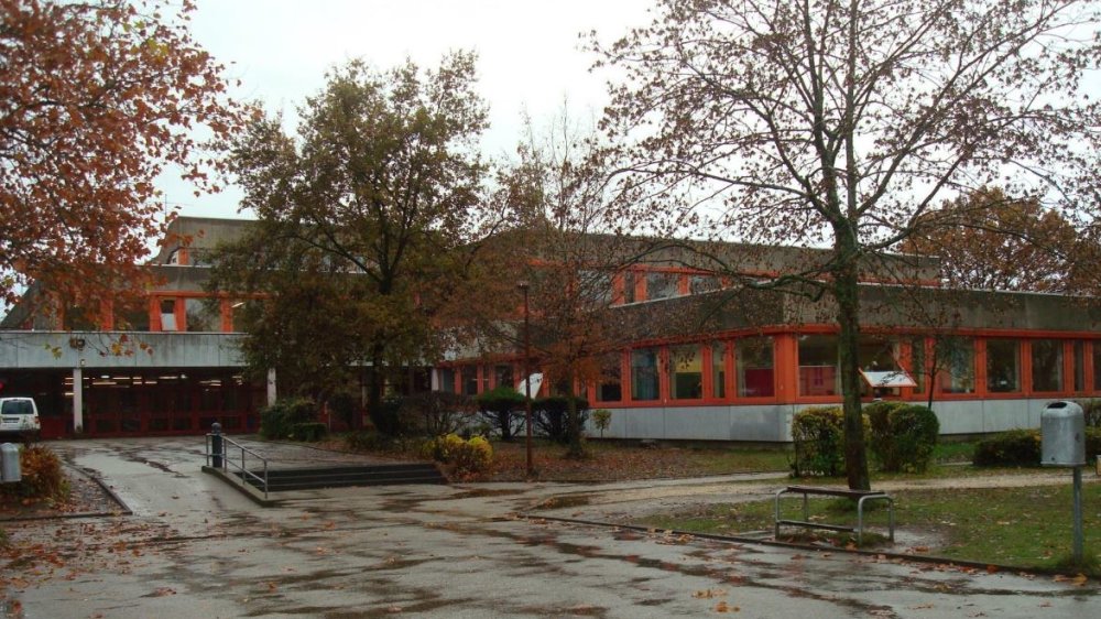 Das Bild zeigt den Eingang zum Schulzentrum Neuenhof