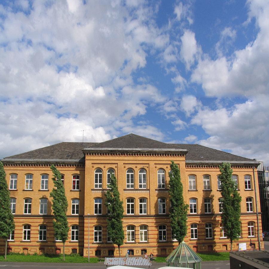 Das Bild zeigt eine Frontalansicht des VHS-Studienhauses in Siegburg