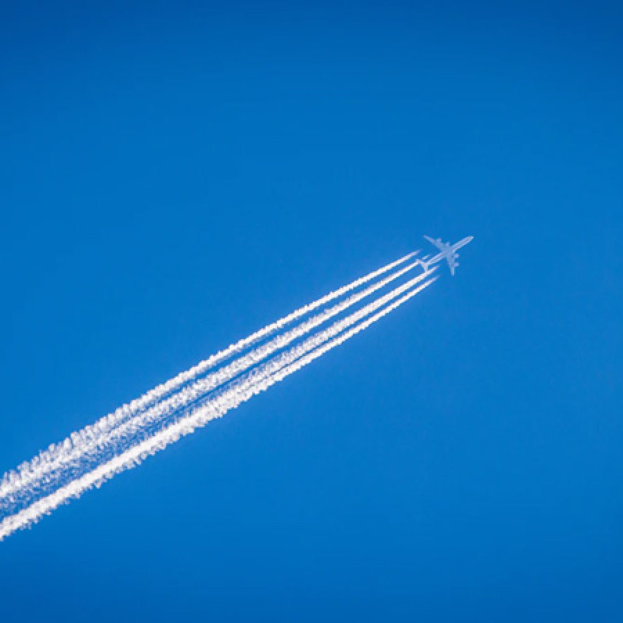 Das Bild zeigt ein Flugzeug im Himmel