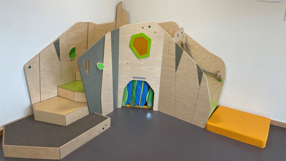 Das Spielhaus für die U3-Kinder ist zugleich Rückzugsort und Bewegungselement.