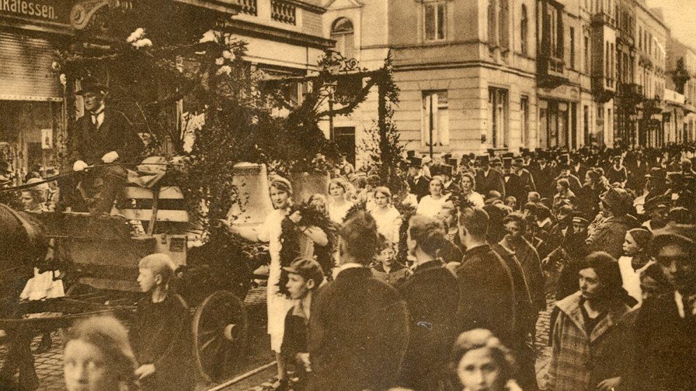 Feierlicher Einzug der neuen Glocken für die Evangelische Stadtkirche 1925, hier auf der Kaiserstraße