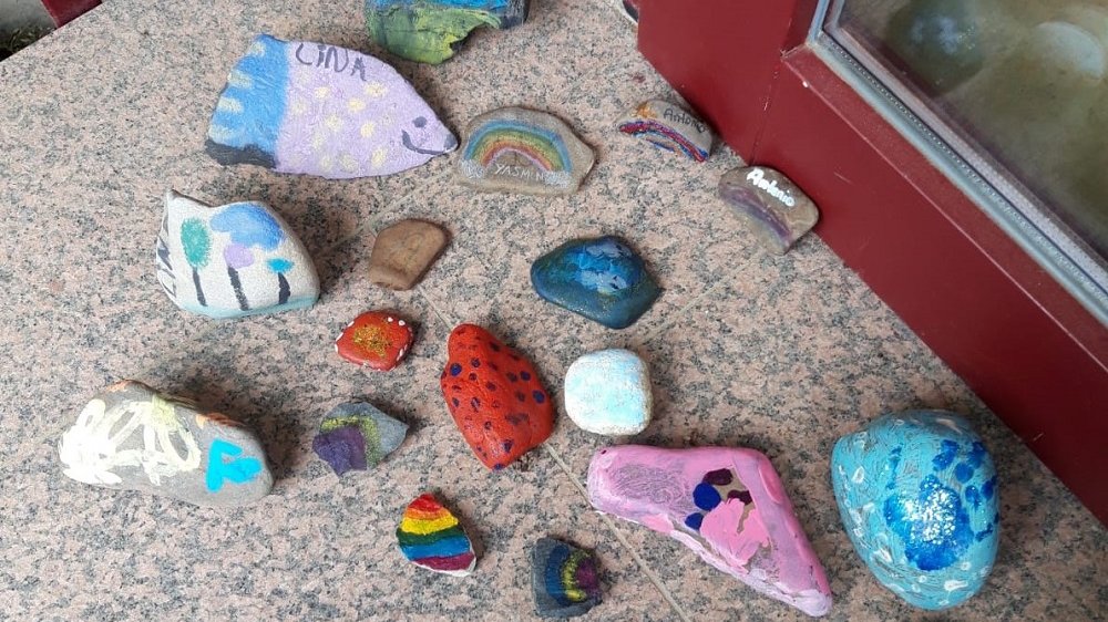 Von Kindern bunt bemalte Steine