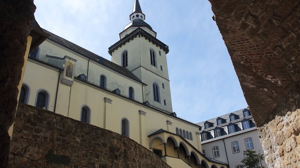 Blick aus dem Torbogen auf die ehemalige Klosterkirche St. Michael