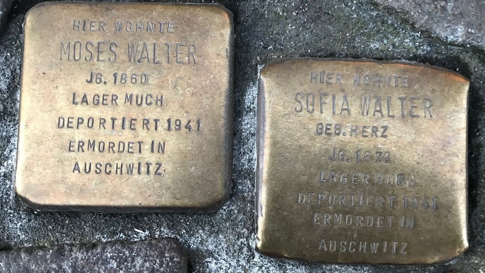 Bronzefarbene Stolpersteine für Moses und Sofia Walter