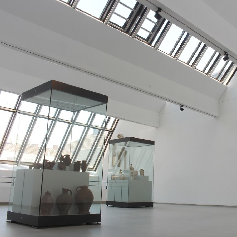 Drei Vitrinen mit Töpferkrügen unter dem Lichtdach im Ausstellungsraum des Stadtmuseums