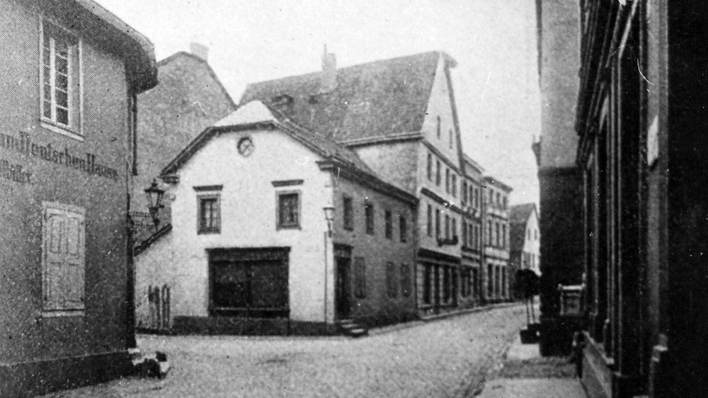Blick in Holzgasse, links Einmündung Kaiserstraße an der Gaststätte "Deutsches Haus"