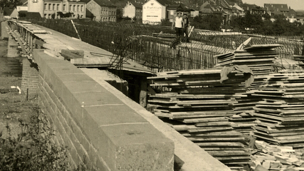 Arbeiten an der neuen Siegbrücke 1956