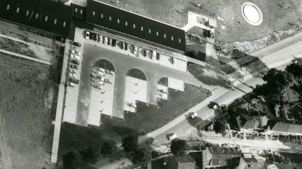 Blick auf die Kreuzung Zeithstraße/Tönnisberg mit neuem Schwimmbad um 1960
