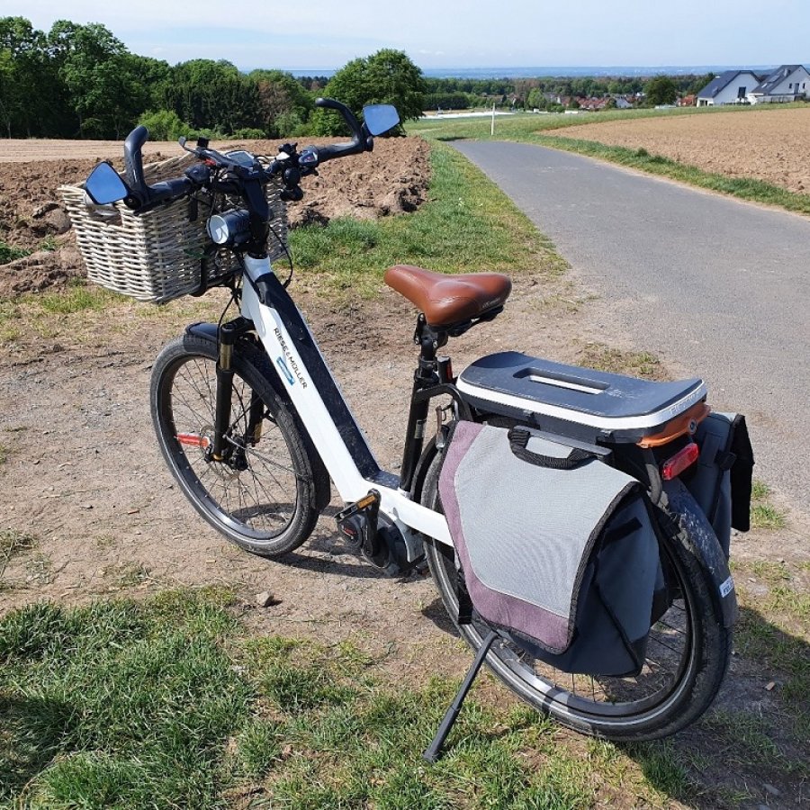 E-Bike, am Rande eines asphaltierten Feldwegs abgestellt