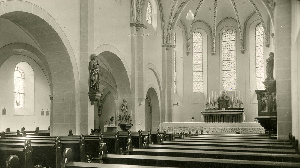 Klosterkirche St. Antonius in Seligenthal mit Rochus-Altar im Jahre 1960