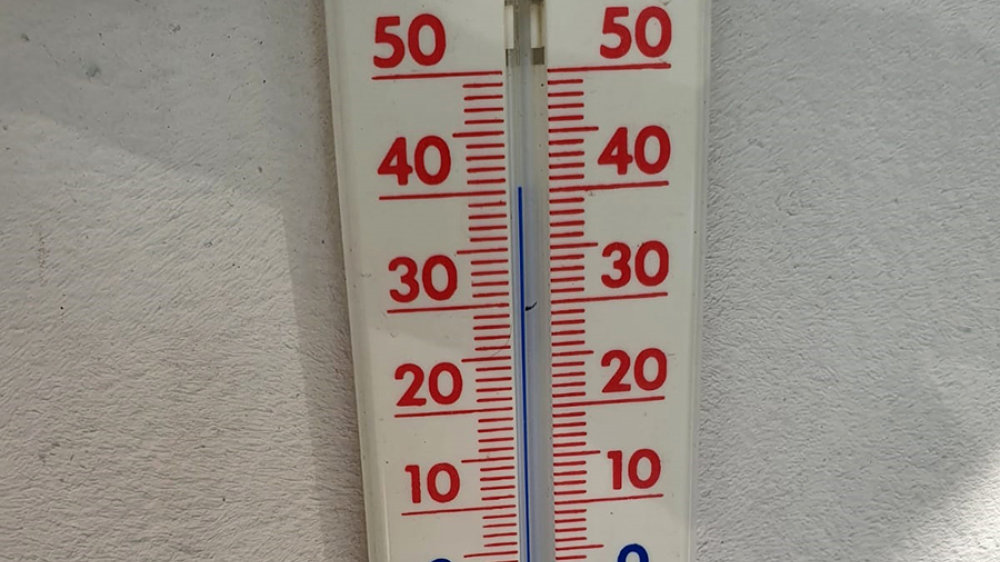 Thermometer, die Anzeige steht bei über 40 Grad Celsius.