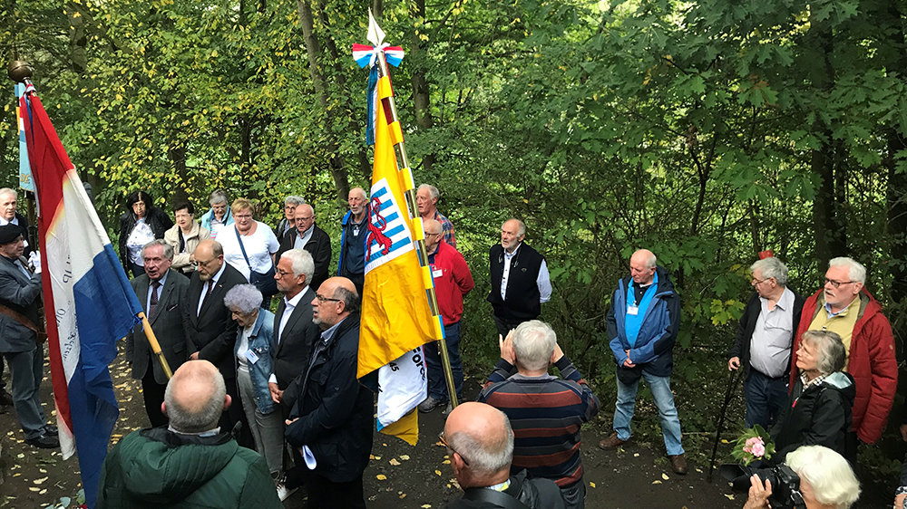 Eine Gruppe von Luxemburgern an der Gedenkstätte Uhlrather Hof