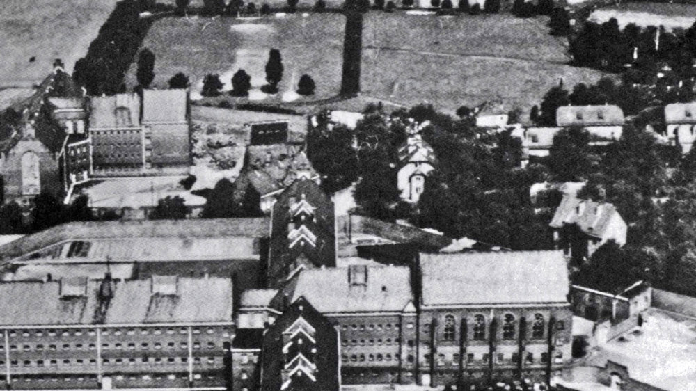 Das Luftbild stammt aus der Zeit vor 1920, hinter dem Zuchthaus liegt der STV-Platz