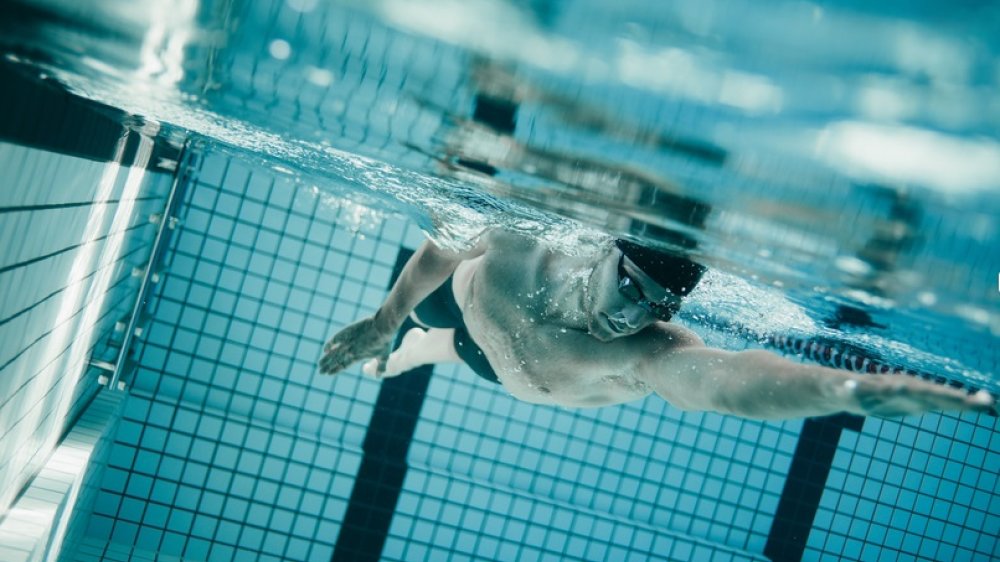 Unterwasserfoto eines Schwimmers