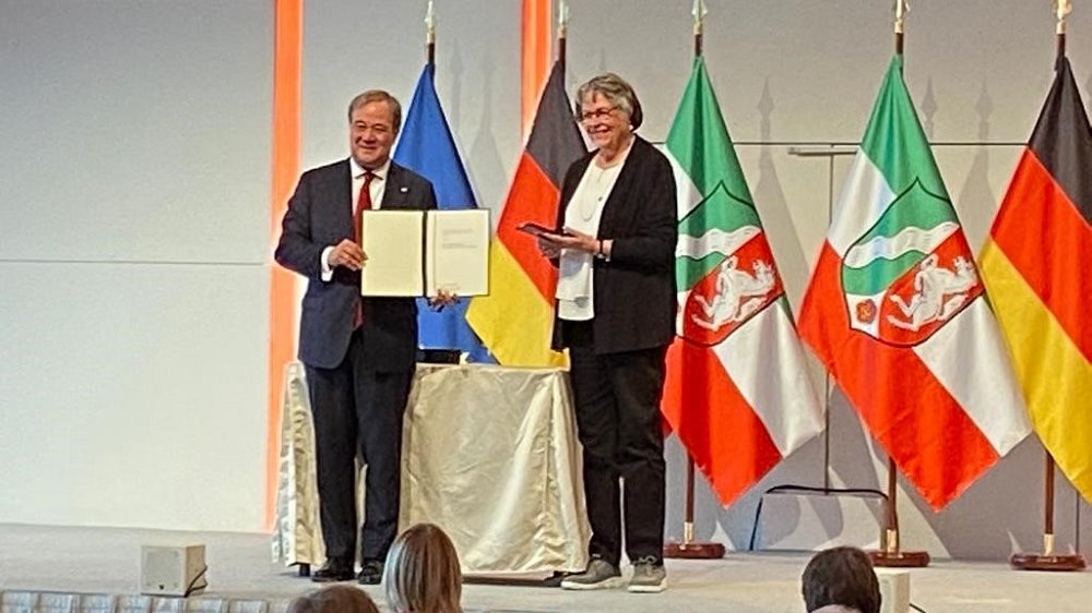 NRW-Ministerpräsident Armin Laschet überreicht Ruth Kühn eine Urkunde
