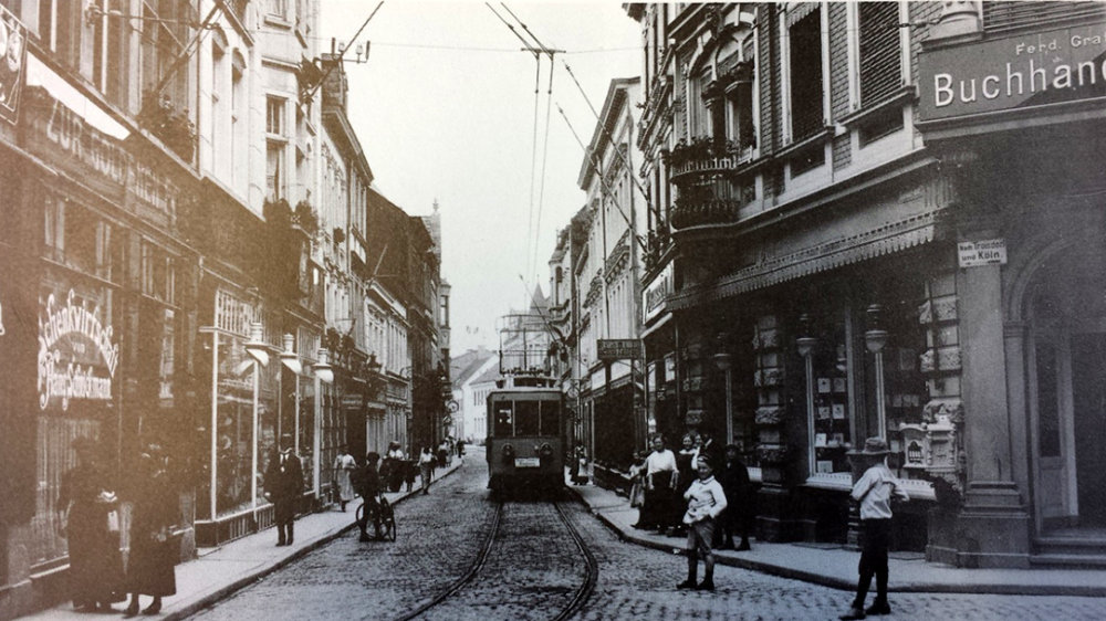 Kaffeegeschäft Tengelmann ganz links im Anschnitt vor der Schankwirtschaft "Zur Goldenen Ecke" 1914