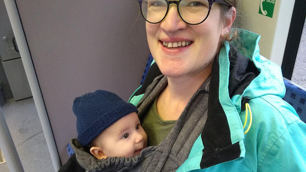 Julia Oberdörster mit Baby im Tragegurt