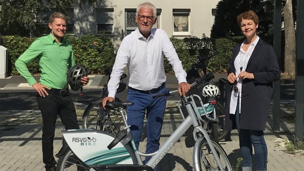 Rudolf Bergen, Bürgermeister Franz Huhn und Barbara Guckelsberger mit einem "RSVG-Bike".