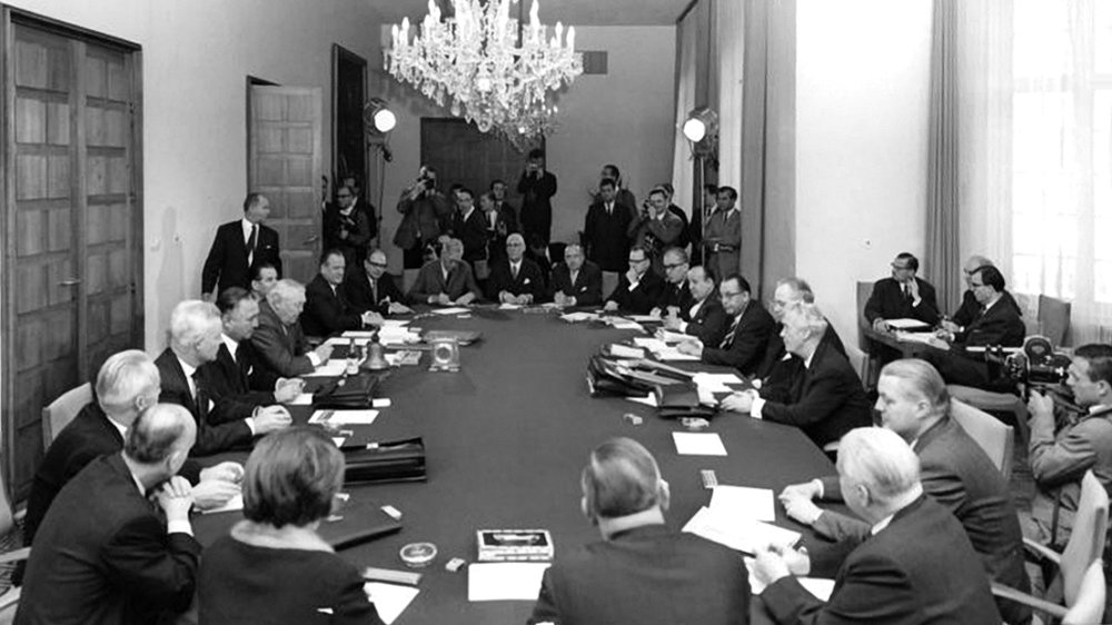 Bundeskabinett in Bonn 1965, Mitte links Kanzler Ludwig Erhard