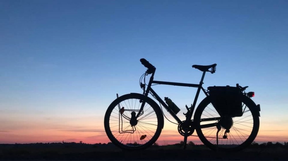 Fahrradsilhouette vor Morgenhimmel