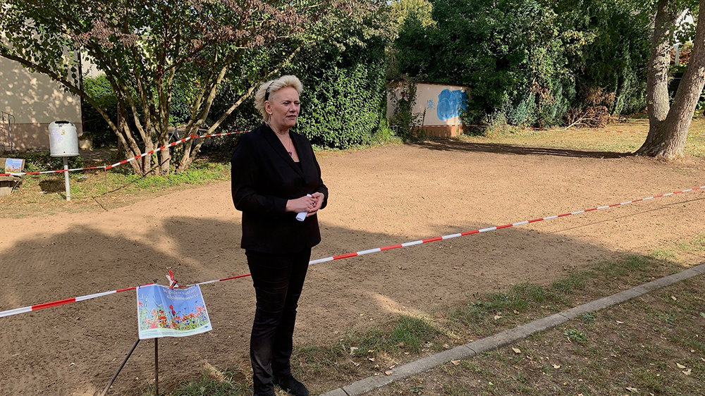 Vizebürgermeisterin Susanne Haase-Mühlbauer ließ die ersten Körner auf den präparierten Boden an der Hauptstraße rieseln
