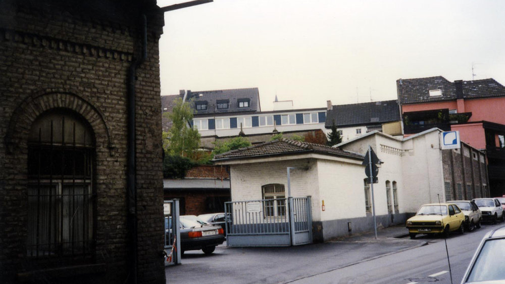 Vormals Gaswerk, die Einfahrt zum Rhenag-Gelände an der Bachstraße, heute steht dort die Rhein-Sieg-Halle, im Jahre 1990. Sechs Jahre später dann der Abriss.