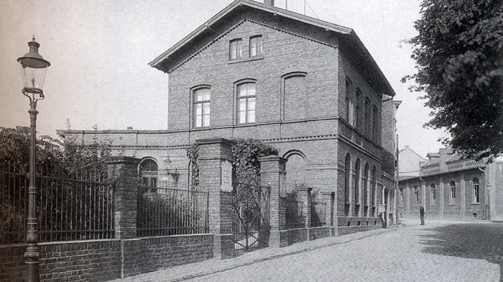 Das Verwaltungsgebäude des städtischen Gaswerks an der Ringstraße, 1898. Rechts im Bild ist das alte Kolpinghaus zu sehen