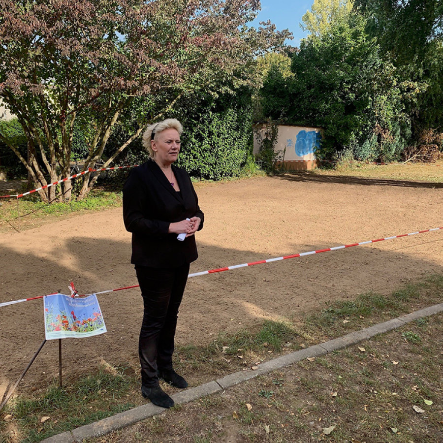 Vizebürgermeisterin Susanne Haase-Mühlbauer ließ die ersten Körner auf den präparierten Boden an der Hauptstraße rieseln