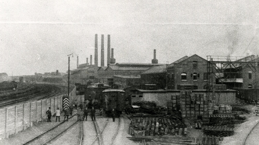 Geschossfabrik zwischen heutiger Wilhelmstraße und den Bahnanlagen, die Verlade-Schienen auf dem Firmengelände wurden 1915 gelegt
