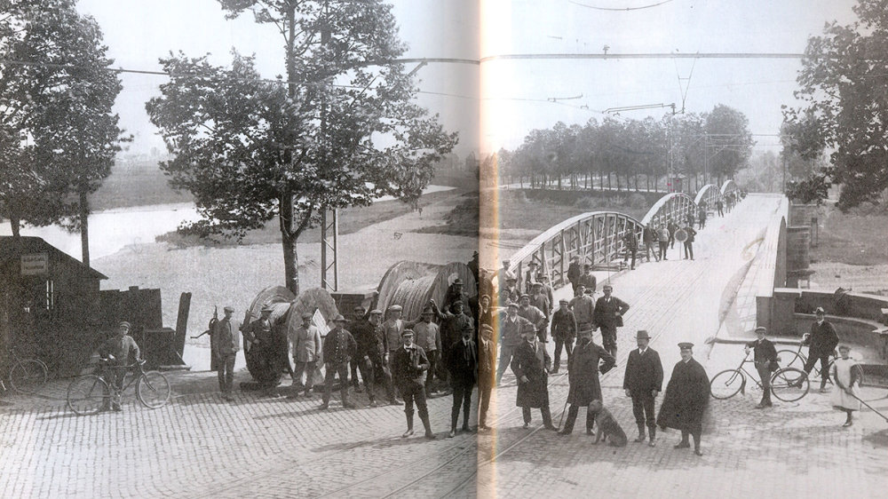 Berggeist-Mitarbeiter bei der Stromkabel-Verlegung über die Siegbrücke an der Bonner Straße im Mai 1913