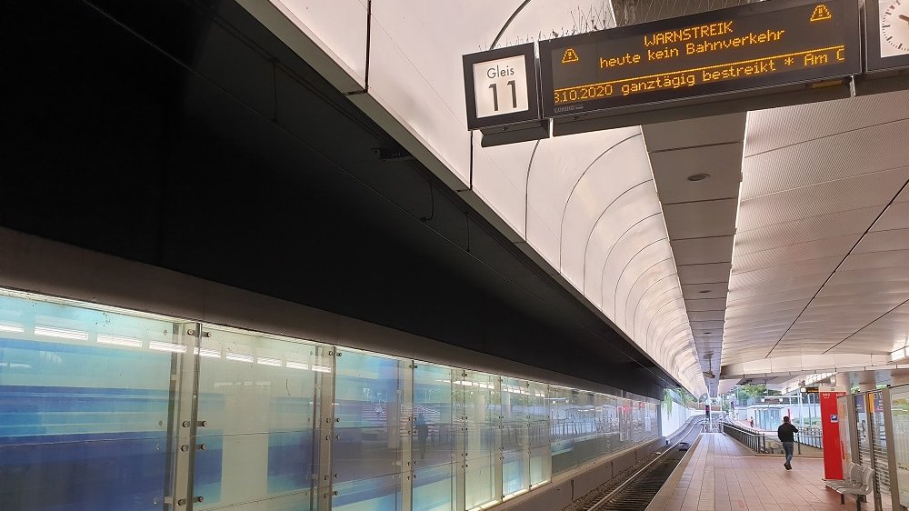 Leeres Bahngleis im Siegburger Stadtbahnhof, ein leerer Bahnsteig, darüber eine Anzeige mit dem Hinweis auf "Warnstreik"