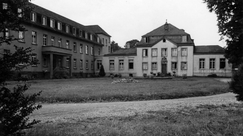 Haus zur Mühlen um 1941, links der Neubau der städtischen Krankenhaus-Abteilung für Infektionskranke