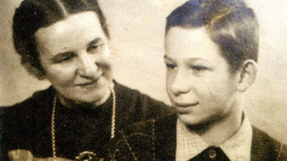Hartmut Unger 1944 mit seiner Mutter Charlotte