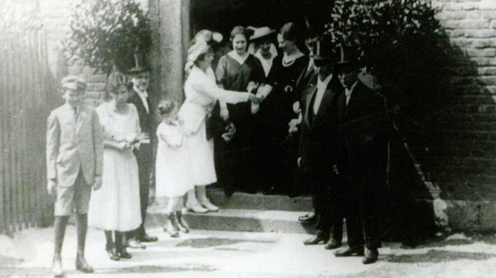 Hochzeitsgäste der Familie Bernhard Wagner am Eingang der Synagoge in der Holzgasse/Brauhof um das Jahr 1930