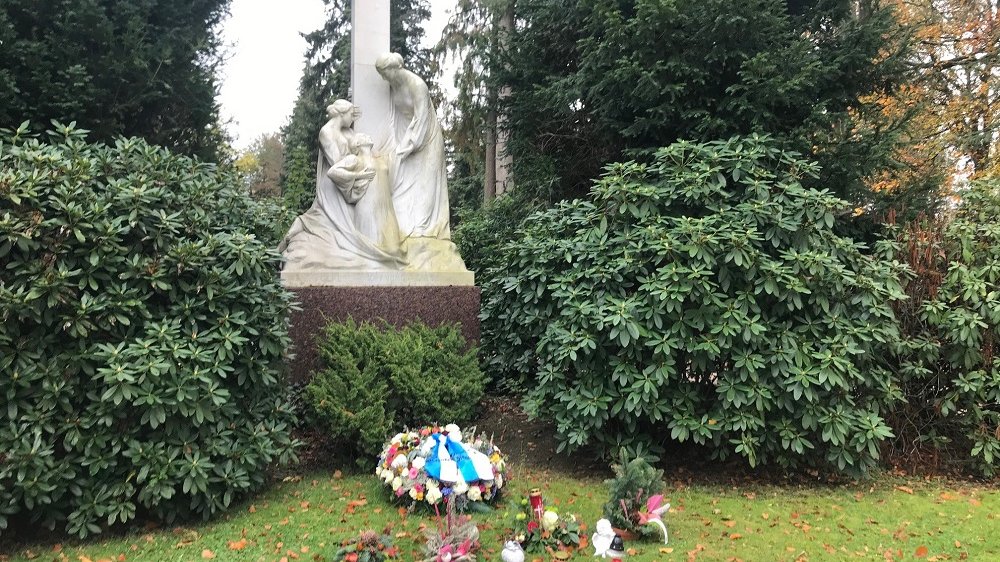Trauerkranz vor Denkmal auf dem Nordfriedhof