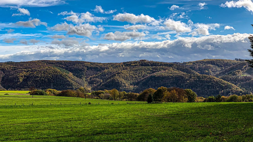 Naturregion Sieg - Blick vom Kelterser Berg über das Siegtal auf die Leuscheid 
