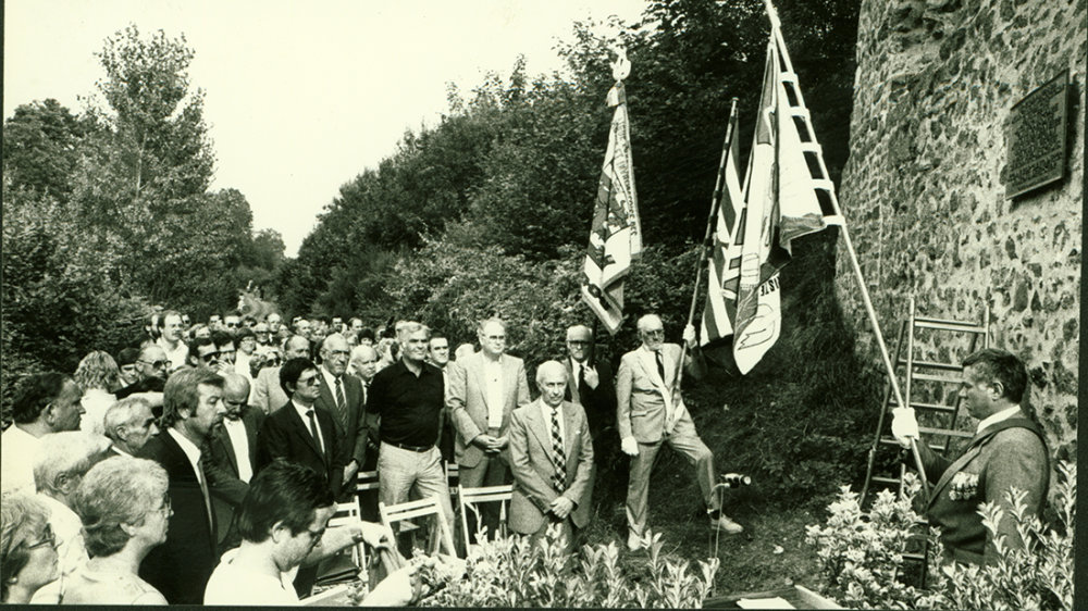 Die feierliche Einweihung der Gedenktafel 1984 am Ulrather Hof