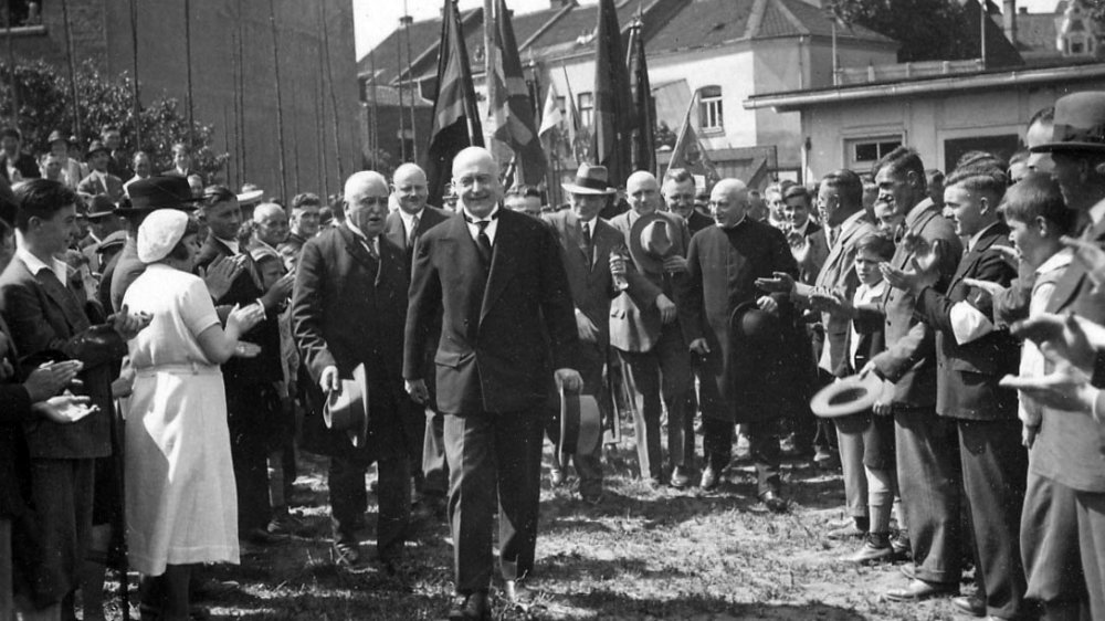 Ex-Kanzler Heinrich Brüning 1932 in Siegburg am Eingang des Sportplatzes an der Waldstraße